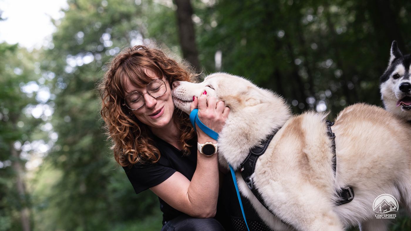 Une adhérente fait un câlin à son husky