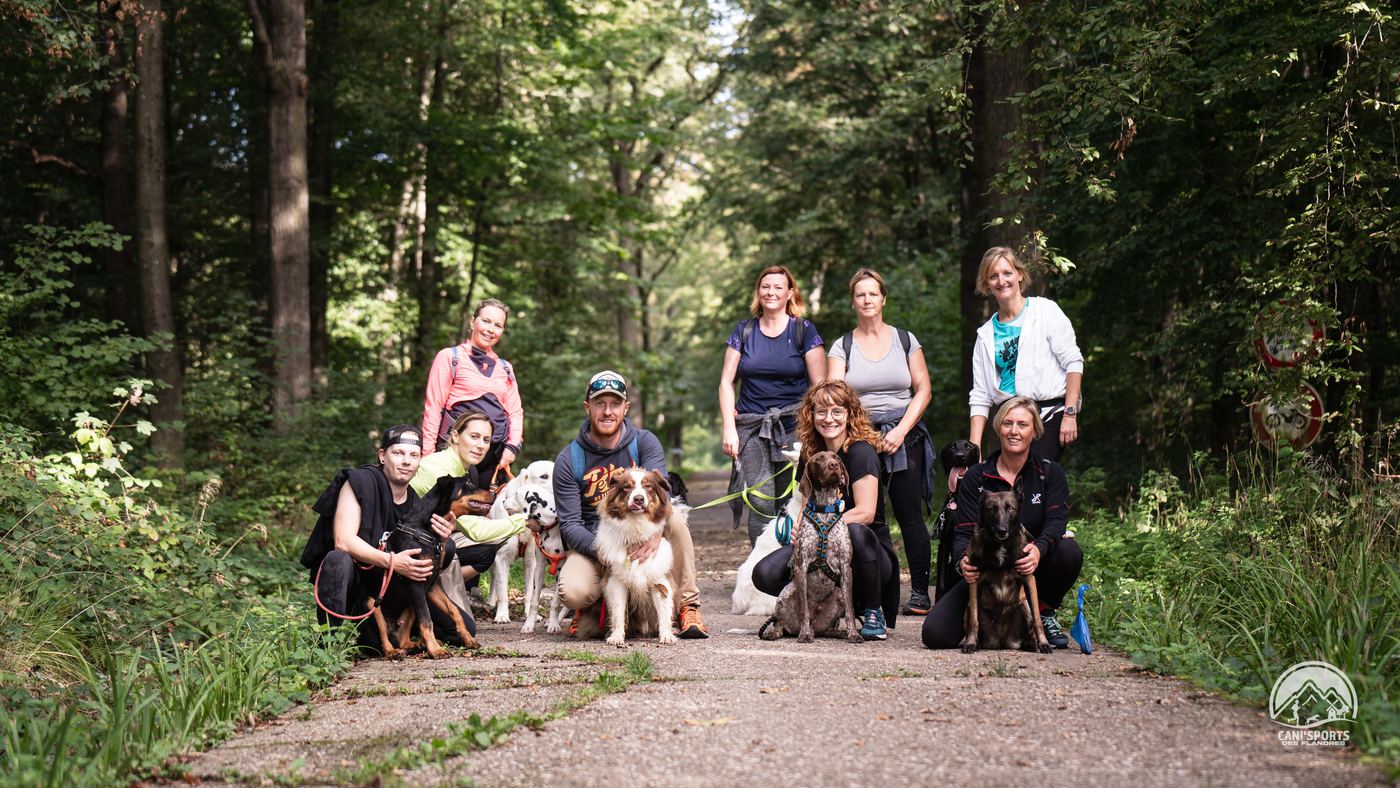 Photo de groupe des adhérents et de leurs chiens